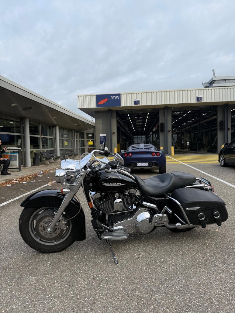 Zwarte Harley-Davidson bij een RDW-keuringsstation