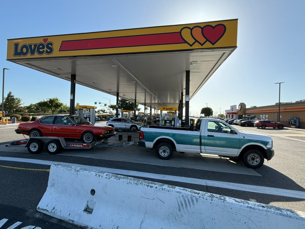 BMW 633 CSi 1982 bij een tankstation in Californië