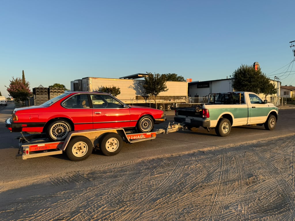 BMW 633 CSi 1982 in Henna Red op de trailer in Californië