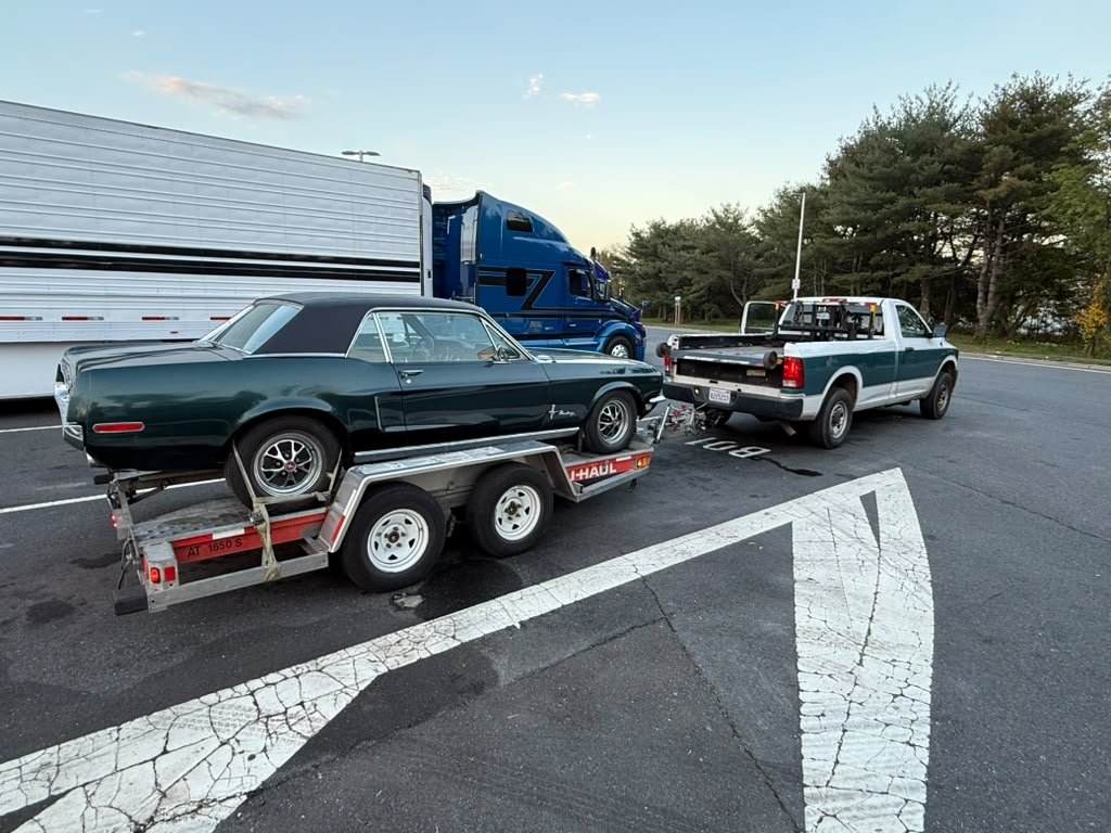 Ford Mustang 1968 coupé met zwart vinyldak op de trailer in Philadelphia