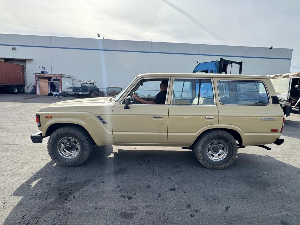 Toyota Land Cruiser FJ60 1984 afgeleverd bij de haven in Californië