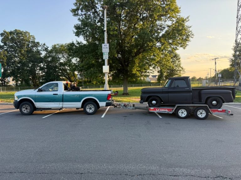Chevrolet C10 1965 Stepside pickup op de trailer, onderweg naar de haven van New York