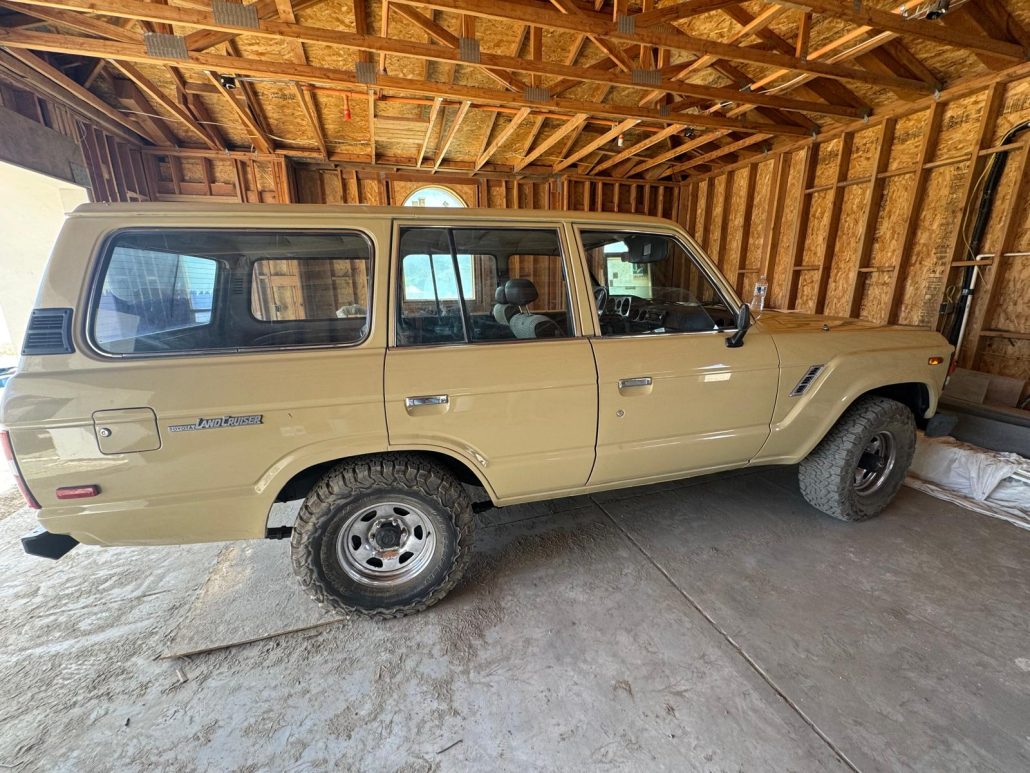 Toyota Land Cruiser FJ60 1984 in beige tijdens de inspectie in Californië