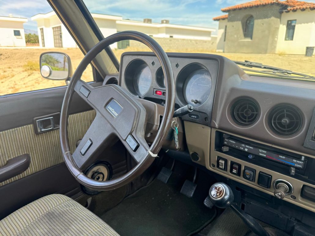 Interieur van de Toyota Land Cruiser FJ60 1984 met handgeschakelde vierbak
