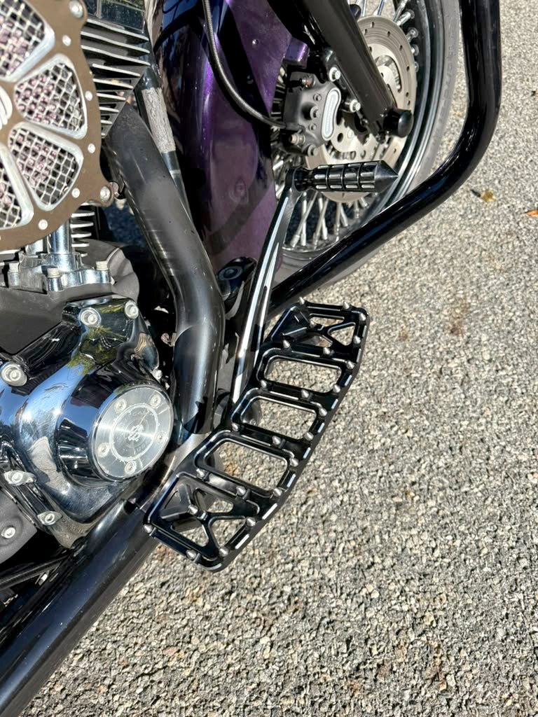 Arlen Ness luchtfilter en custom treeplanken op de Twin Cam 88 van de Road King Custom 2004