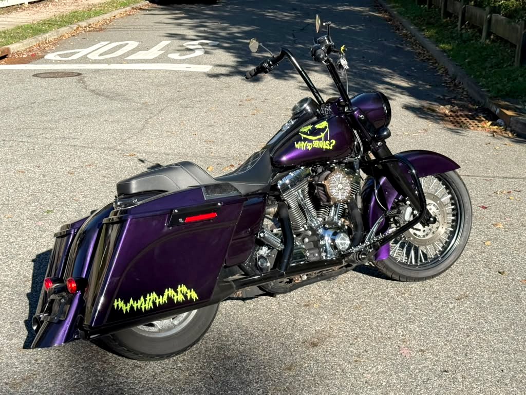 Paarse Harley-Davidson Road King Custom 2004 custom bagger uit Amerika
